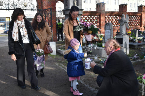 Wszystkich Świętych. Kwesta na cmentarzach. Bydgoszczanie odwiedzają groby [ZDJĘCIA]