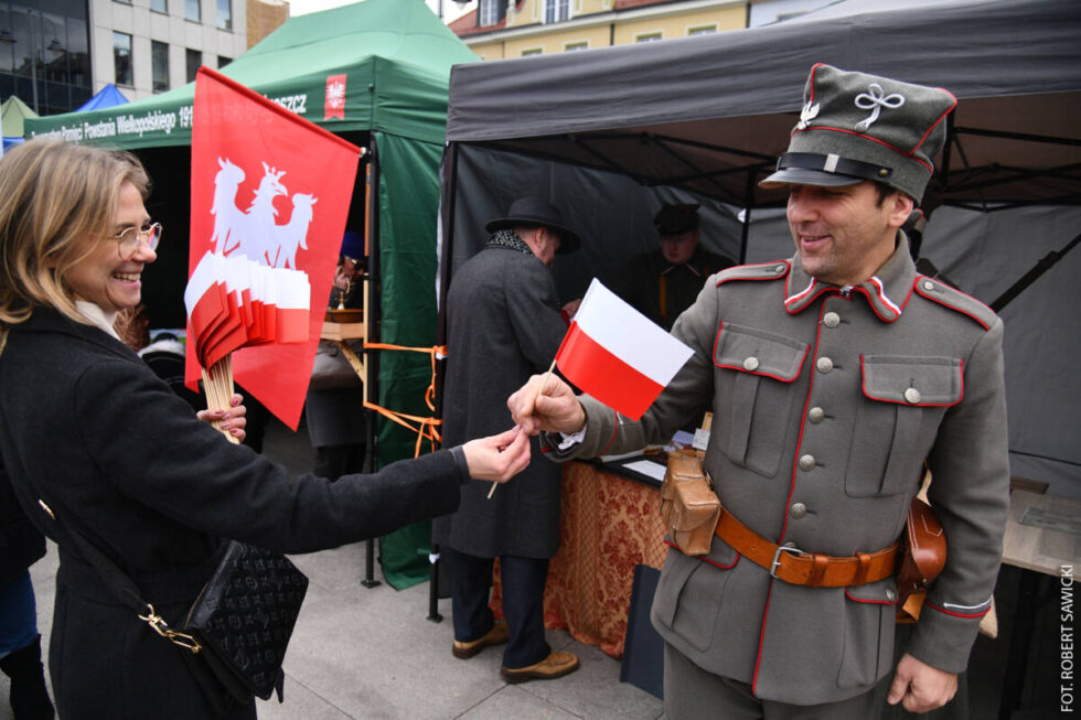 Narodowe Święto Niepodległości w Bydgoszczy. Mieszkańcy i miasto świętują 11 Listopada w biało-czerwonych barwach [ZDJĘCIA]