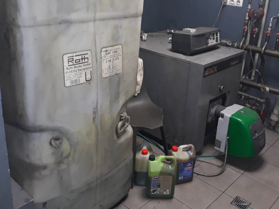 Prowadzi warsztat samochodowy. Ogrzewał go zużytym olejem silnikowym. Dostał słony mandat