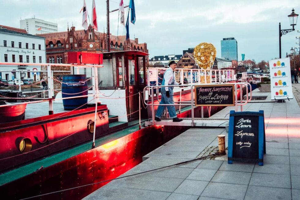 Retro Jarmark na barce „Lemara”. Pokaz sprzętu z Eltry, pchli targ, walki na miecze i prezentacja sztukmistrza ognia