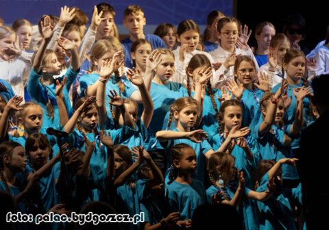 Pałac Młodzieży utonął w dźwiękach muzyki. Orkiestry, chóry i soliści na scenie