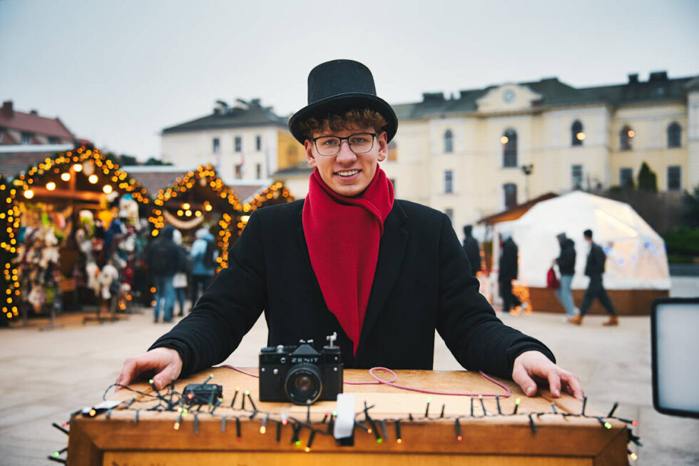 Janek na Starym Rynku robi zdjęcia do dawnej gazety. Niezwykła pamiątka z Bydgoskiego Jarmarku Świątecznego