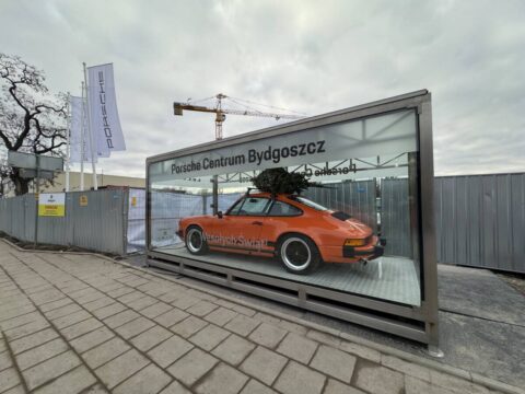 Porsche 911 w kolorze Orange 156 stoi sobie w gablocie na ul. Fordońskiej. Można je zobaczyć z bliska