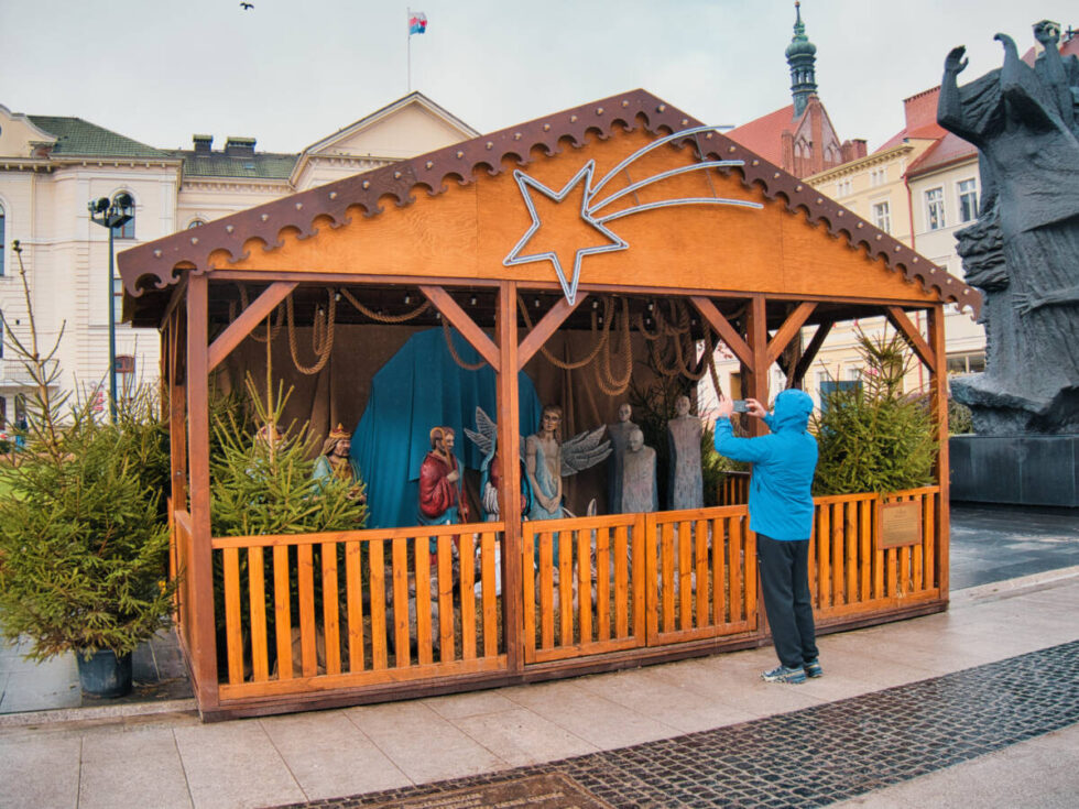 Szopka bożonarodzeniowa stoi na jarmarku. A 12 grudnia po góralsku zaśpiewa Stanisław Karpiel-Bułecka