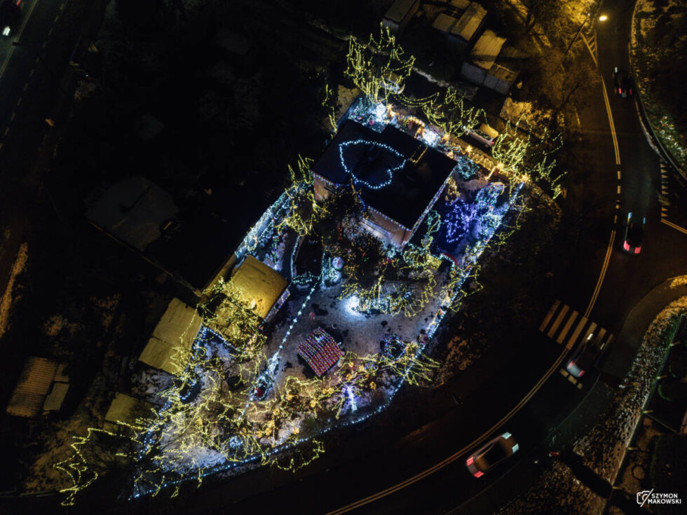 Niesamowicie podświetlony dom przy ul. Sielskiej zachwyca mieszkańców. Trzysta tysięcy lampek świątecznych [ZDJĘCIA Z DRONA]
