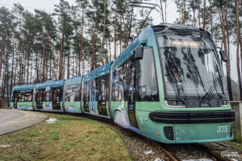 Bydgoski Tramwaj Świąteczny już na trasie – to jeżdżąca po szynach ruchoma rzeźba
