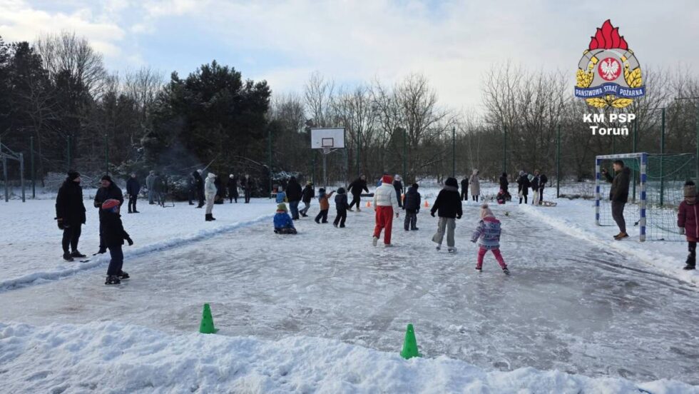 Strażacy oferują pomoc w zorganizowaniu bezpiecznej ślizgawki. Obiecują, że wyleją wodę na lodowisko