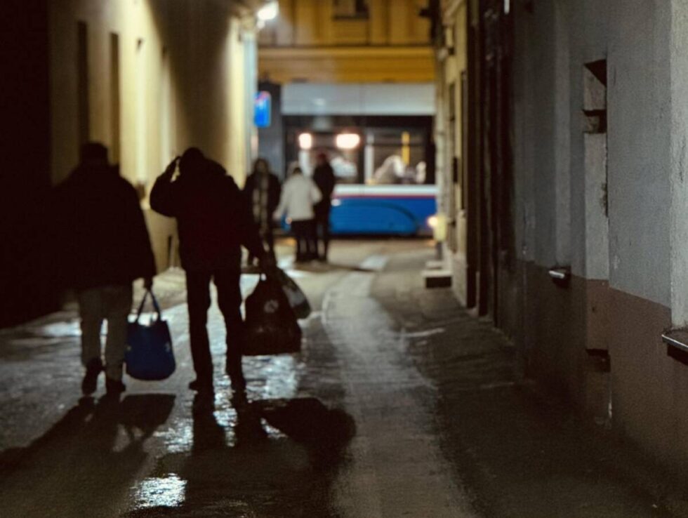 Jak pomóc zimą osobom bezdomnych? W Bydgoszczy działa kilka noclegowni. Działają również strażnicy miejscy