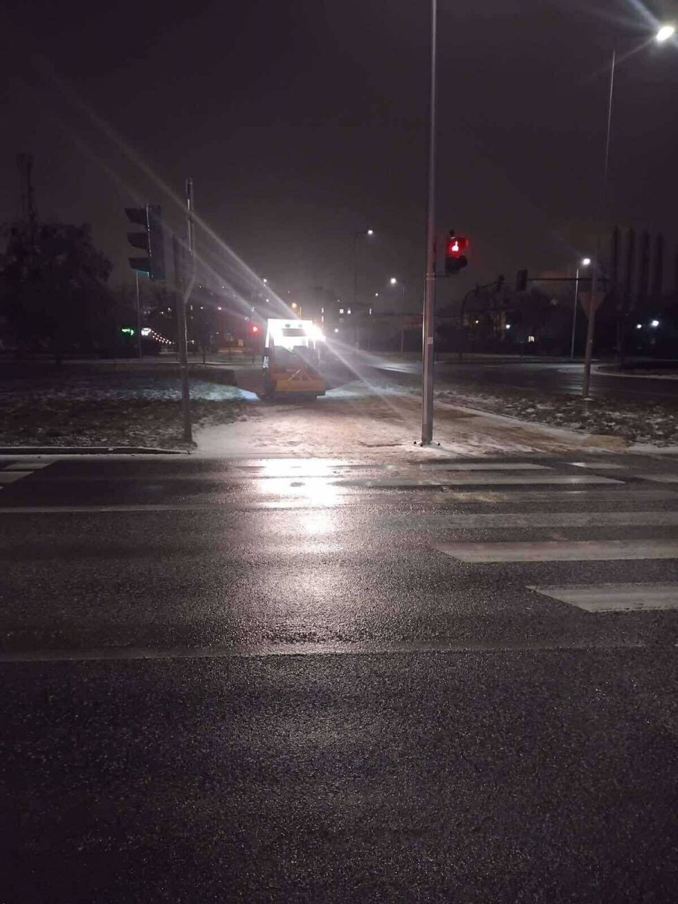 Uwaga – lód na chodnikach i ulicach. Drogowcy i meteorologowie ostrzegają