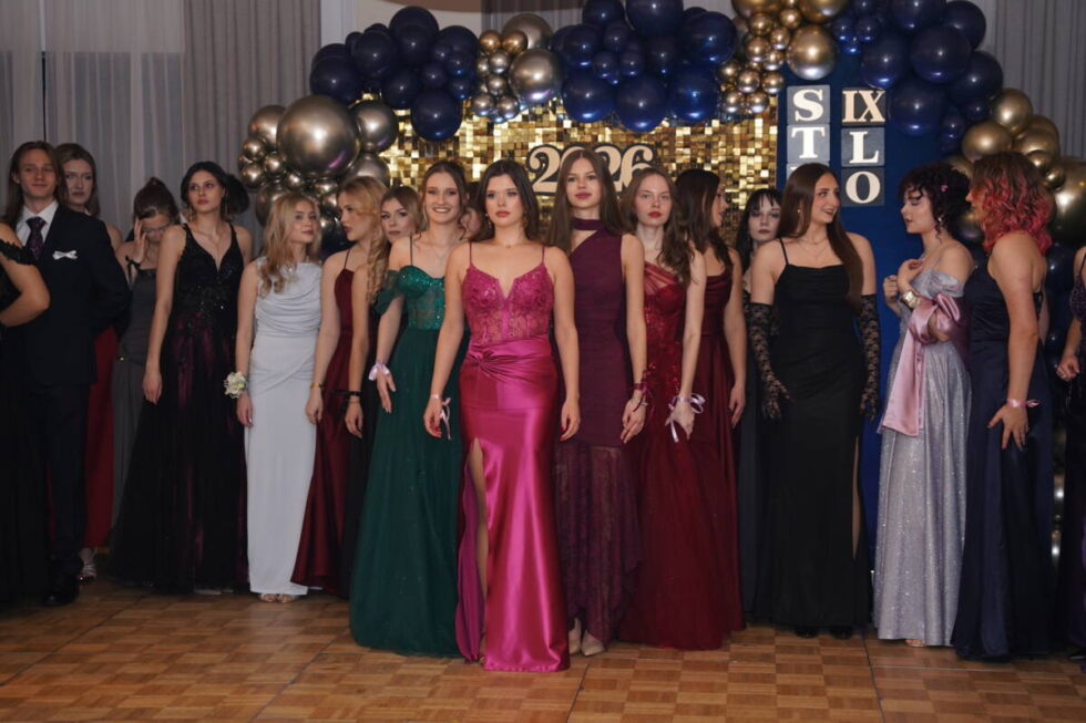 Studniówki 2026 w Bydgoszczy. Sezon na bale się rozkręca. Jak się bawiło IX LO w Hotelu City [ZDJĘCIA]