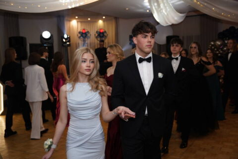 Studniówki 2026 w Bydgoszczy. Sezon na bale się rozkręca. Jak się bawiło IX LO w Hotelu City [ZDJĘCIA]