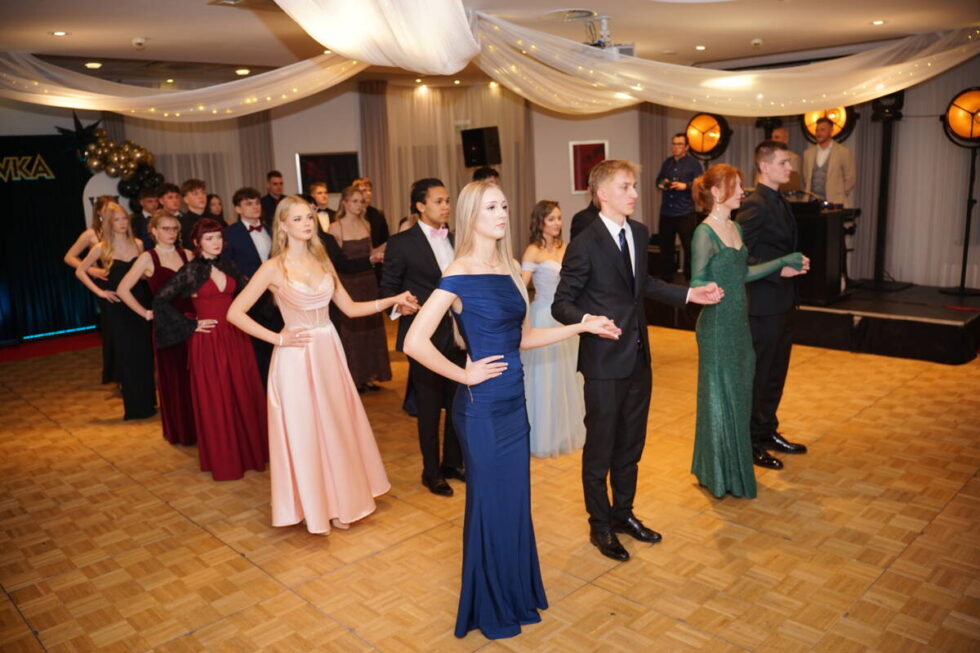 Studniówki 2026. VIII Liceum Ogólnokształcące tańczy poloneza w dwóch turach [ZDJĘCIA]