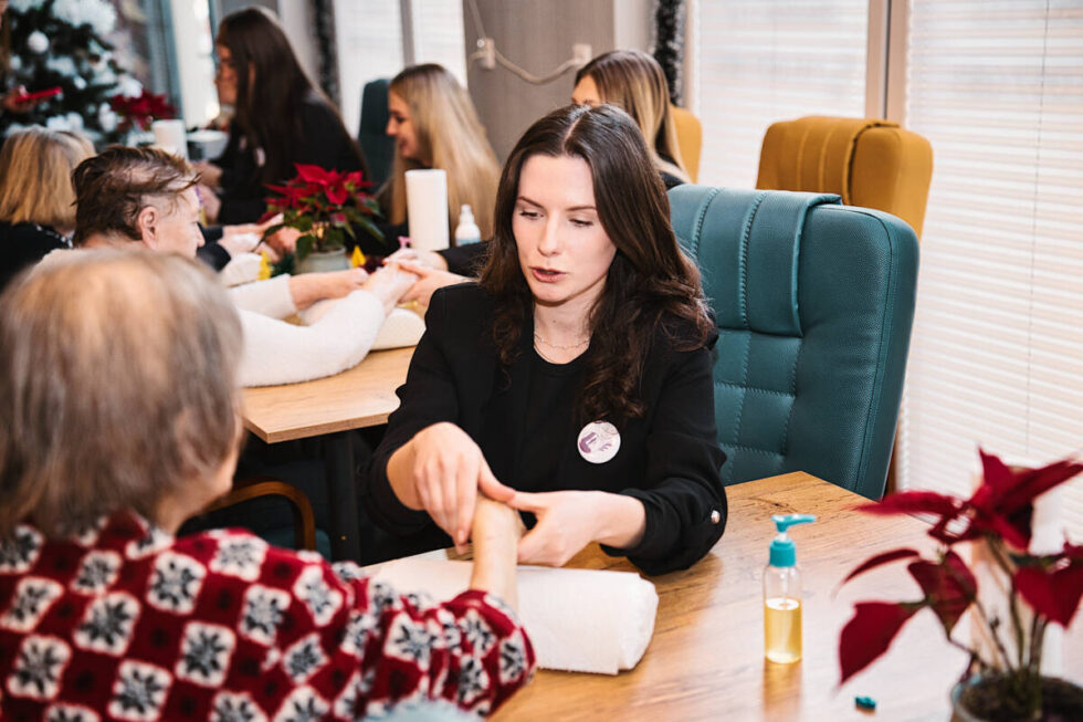 Dzień Babci i Dziadka pełen ciepła i relaksu. Charytatywna inicjatywa studentek Collegium Medicum w Bydgoszczy