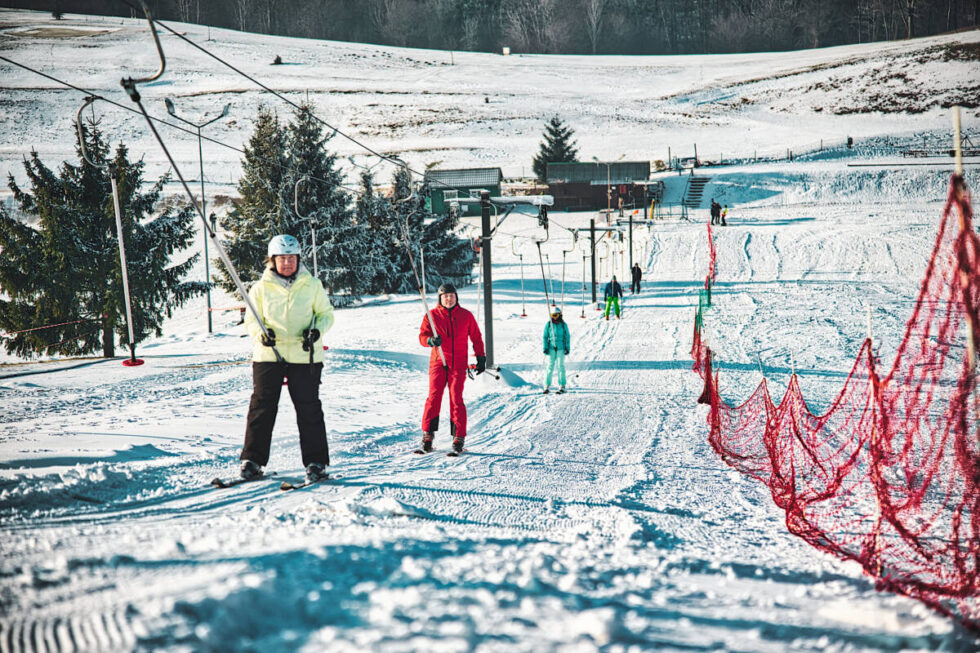 Wyciąg narciarski w Myślęcinku. Pierwsi Bydgoszczanie zjeżdżali w promieniach słońca [ZDJĘCIA]