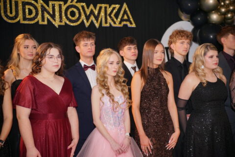 Studniówki 2026 w Bydgoszczy. Maturzyści i maturzystki z VIII LO – druga tura ich wielkiego balu [ZDJĘCIA]