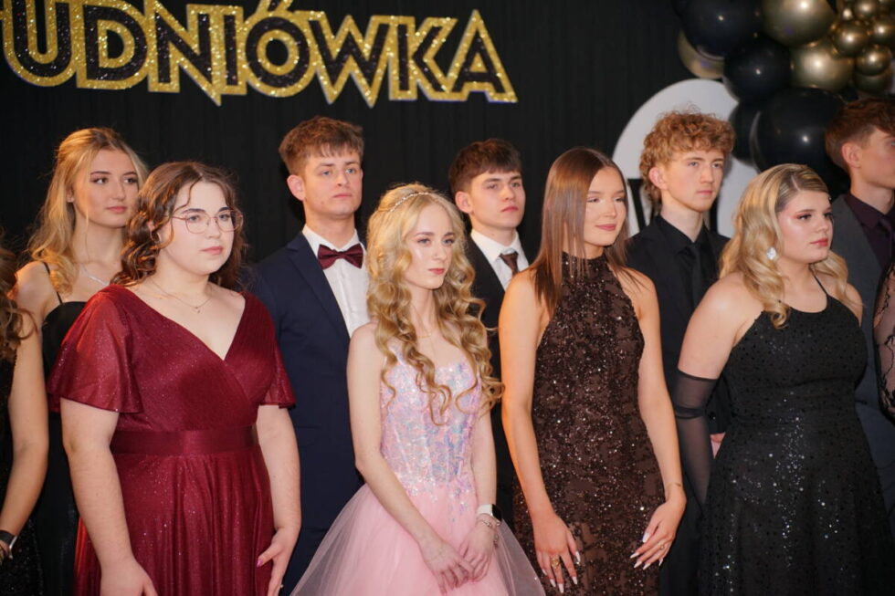 Studniówki 2026 w Bydgoszczy. Maturzyści i maturzystki z VIII LO – druga tura ich wielkiego balu [ZDJĘCIA]