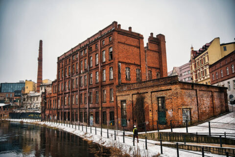 Farbiarnia zmienia swoje oblicze. Będzie rekonstruowana, a w niej powstaną nowoczesne apartamenty [ZDJĘCIA i WIZUALIZACJA]