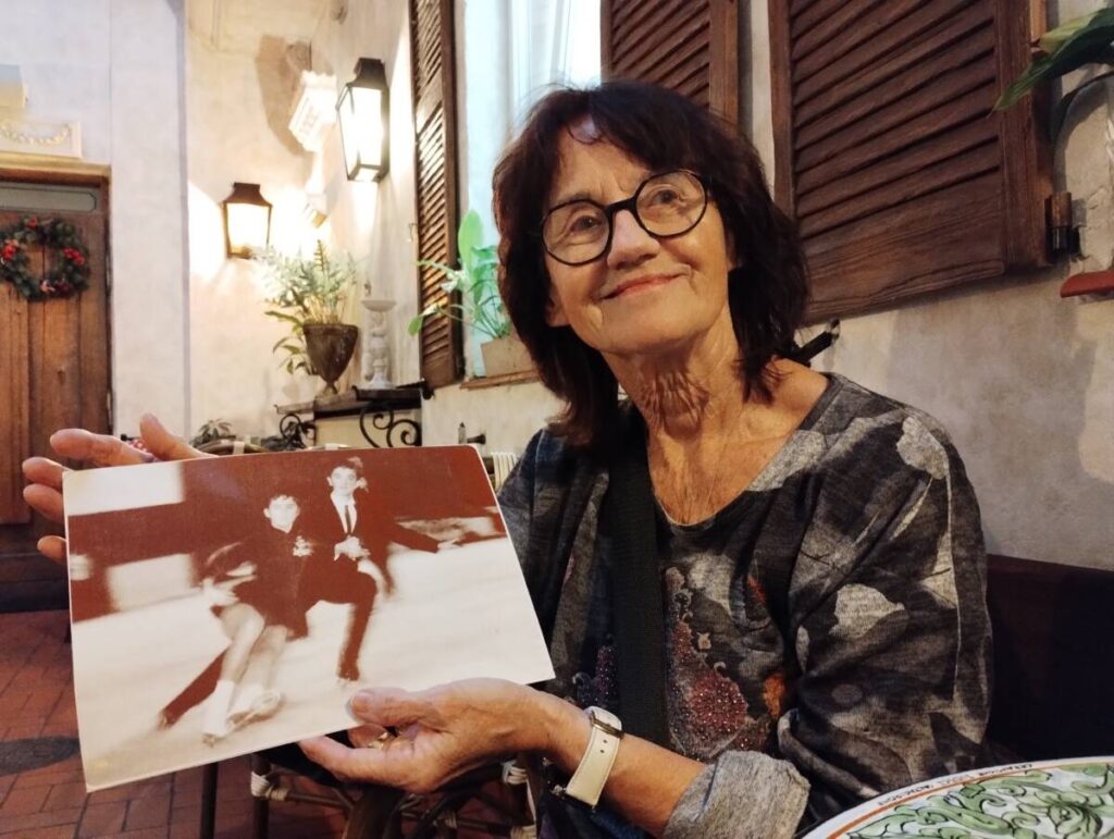 Bohaterka tekstu pokazuje archiwalne zdjęcie Widać na nim jak tańczy na łyżwach na lodzie razem z bratem