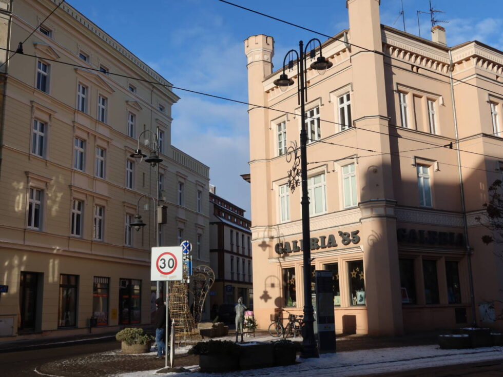 Kamienica z wieżyczkami po remoncie. Góruje nad centralnym miejscem bydgoskiego Śródmieścia [ZDJĘCIA]