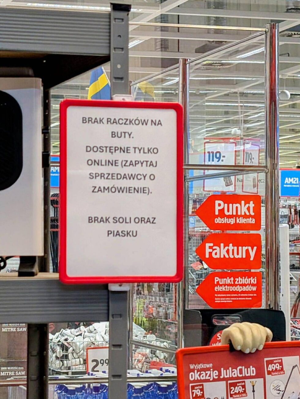 Ani mąka czy cukier, ani papier toaletowy. Teraz w sklepie szuka się raków, piasku i soli. To towary deficytowe