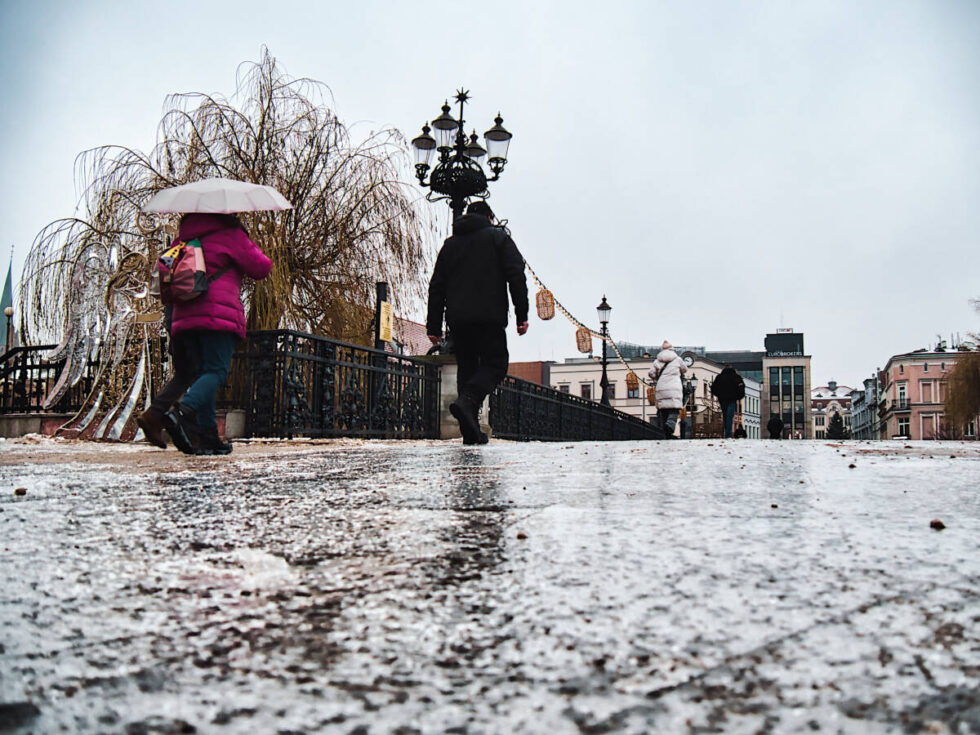 Uwaga! Oblodzenie. Ślisko na chodnikach i ulicach. Kłopoty na bydgoskim lotnisku – odwołane loty [AKTUALIZACJA]