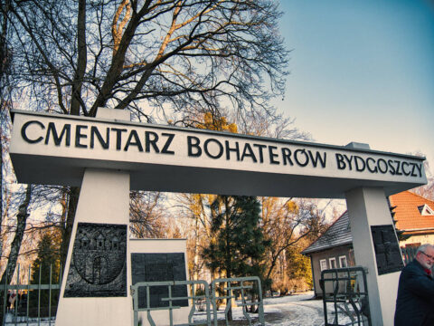 Złożenie kwiatów na Cmentarzu Bohaterów Bydgoszczy