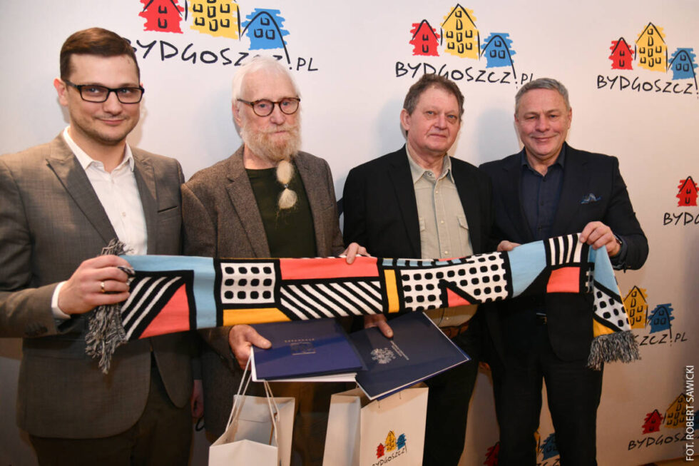 Bohaterowie znad Kanału Bydgoskiego. Uratowali bliźniaczki. Zostali nagrodzeni przez władze. Gratulowali im ministrowie