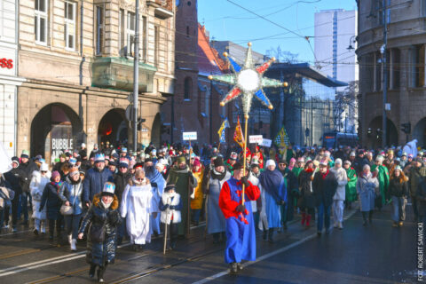 Orszak Trzech Króli w Bydgoszczy. Kolorowy przemarsz ulicami miasta [ZDJĘCIA]