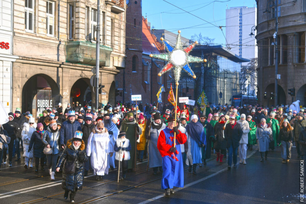 Orszak Trzech Króli w Bydgoszczy. Kolorowy przemarsz ulicami miasta [ZDJĘCIA]