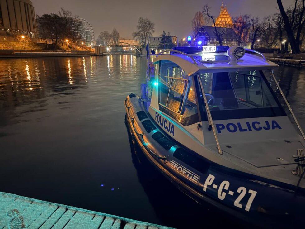 W Nowy Rok wpadł do Brdy przy Rybim Rynku. Szybka akcja ratownicza Bydgoszczan i policjantów