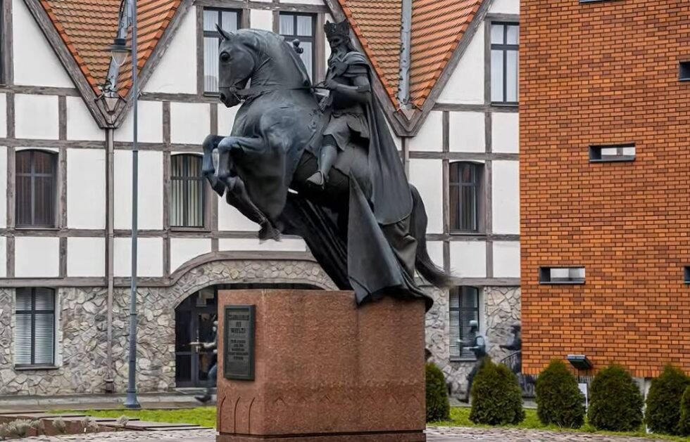 Król Kazimierz Wielki wzniósł się do skoku. Łuczniczka wybrała się na spacer [WIDEO]