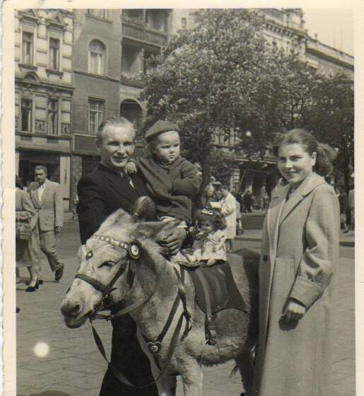 Bydgoszcz. Plac Wolności. Rok 1955: „Osiołek, lalka, lajkarz, moi teściowie i żona”