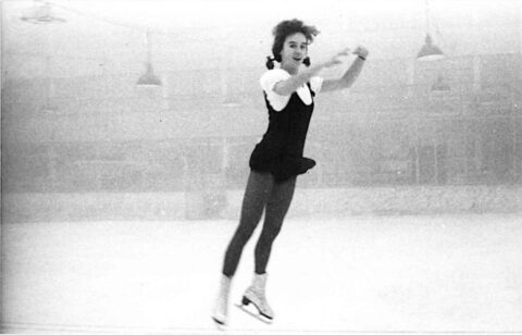 Młoda dziewczyna tańczy na łyżwach