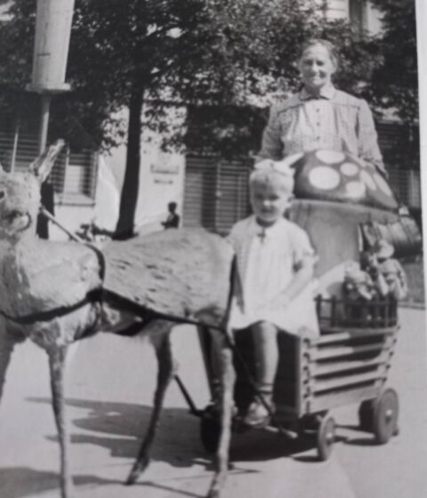 Samochodzik, jelonek jak z baśni i głośnik w tle. Miasto i ludzie na zdjęciach sprzed 70 lat