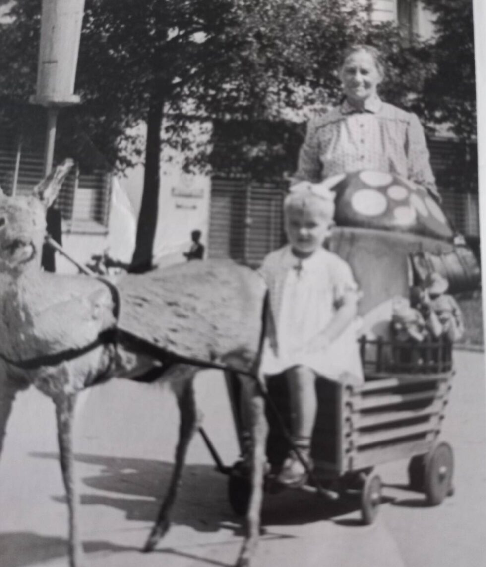 Samochodzik, jelonek jak z baśni i głośnik w tle. Miasto i ludzie na zdjęciach sprzed 70 lat