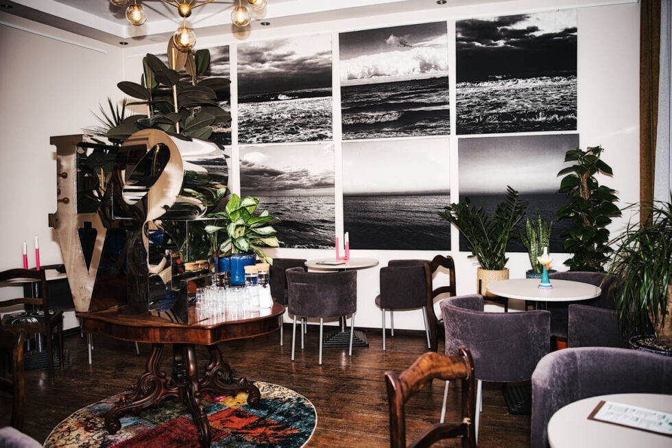 Nowa kawiarnia w Bydgoszczy – artystyczny salon na piętrze. Café Flore zaprasza do podróży w czasie [ZDJĘCIA]