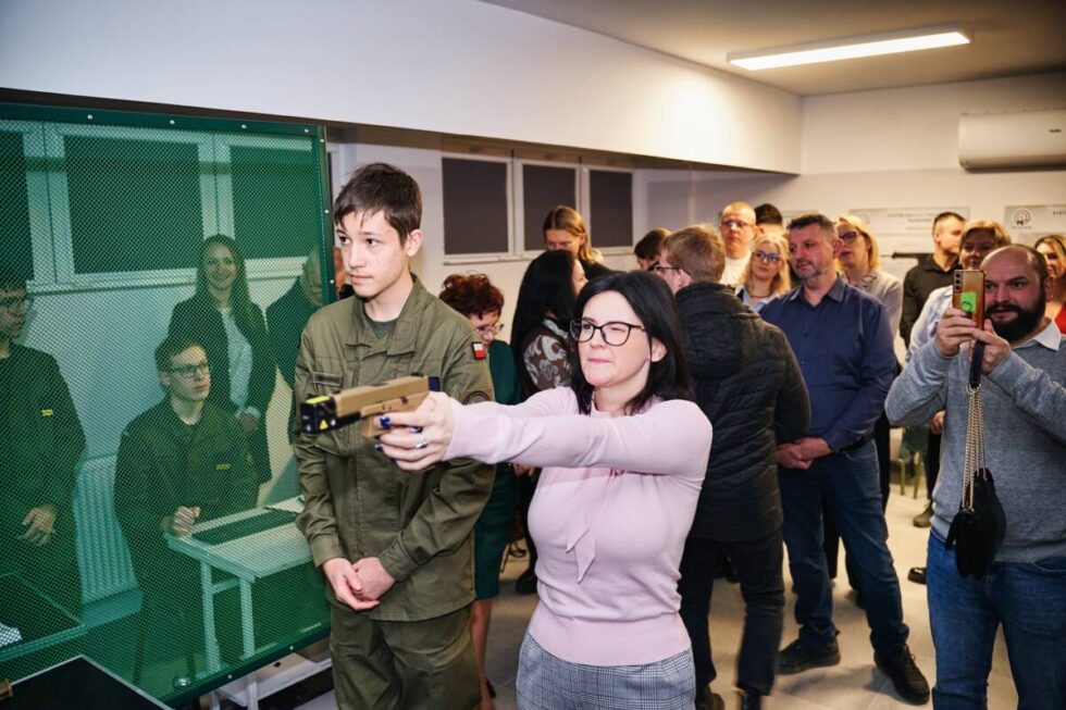 Otwarto drugą wirtualną strzelnicę w Bydgoszczy. Uczniowie z VIII LO upamiętnili inicjatora klas wojskowych [ZDJĘCIA]