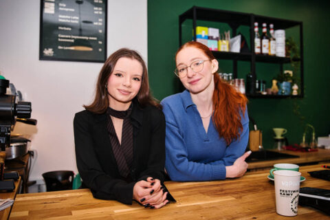 Kawa, ciasto i inżynierska dokładność. „Między nami” to miejsce, które powstało z pasji