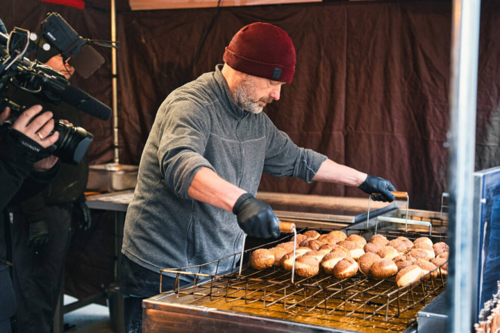 Bydgoszczanie w Tłusty Czwartek zajadają się pączkami i chruścikami. Długie kolejki przy cukierniach: Ale warto raz do roku [ZDJĘCIA]