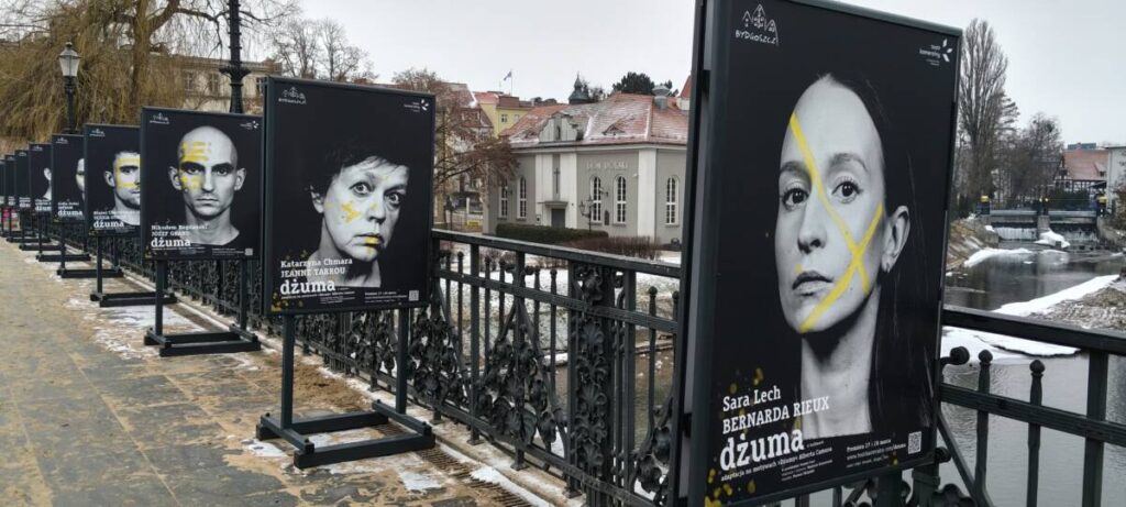 Zdjęcia aktorek i aktorów, którzy wystąpią w Dżumie wystawione na Moście Staromiejskim