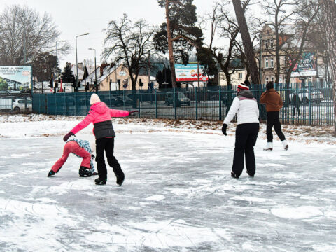 Na Gwieździe powstało lodowisko. Dzieci i dorośli za darmo bawią się i uczą jeździć na łyżwach [ZDJĘCIA]