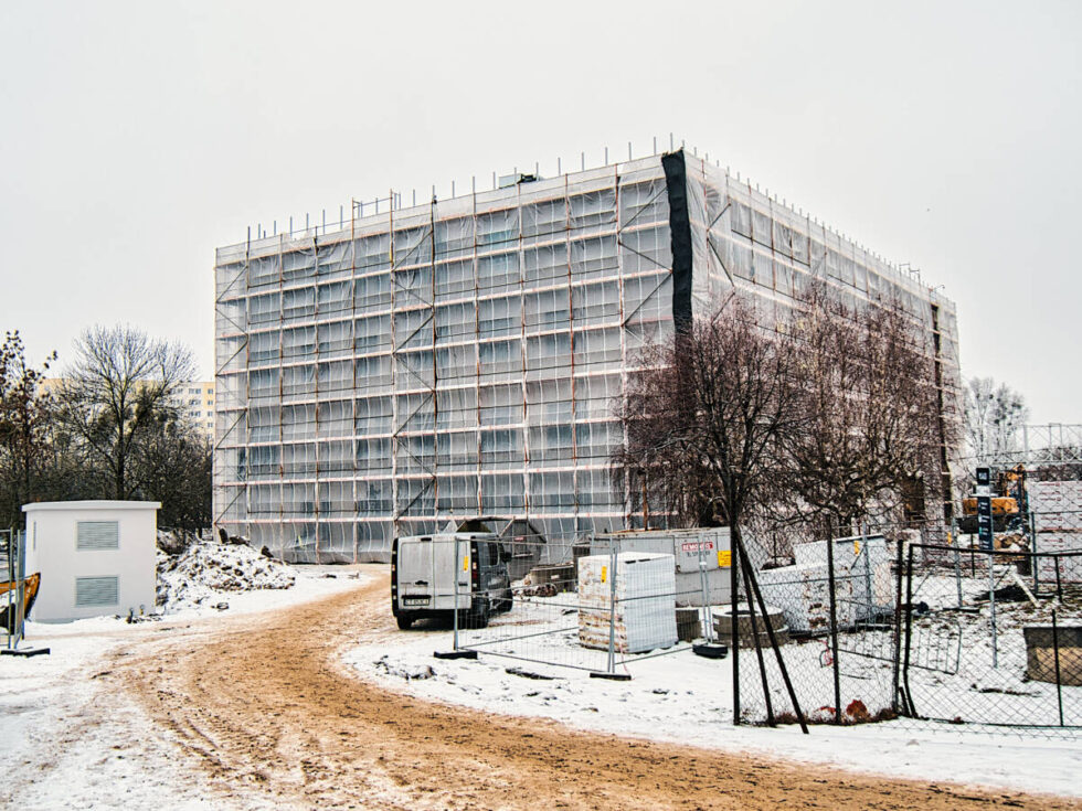 Nowe Centrum Stomatologii wyrasta przy Bizielu. Modułowy budynek ma już cztery kondygnacje