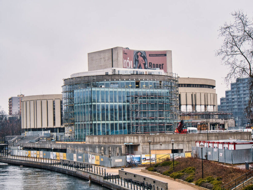 Czwarty krąg Opery Nova w budowie. Odsłonięta szklana fasada nowego gmachu [ZDJĘCIA]