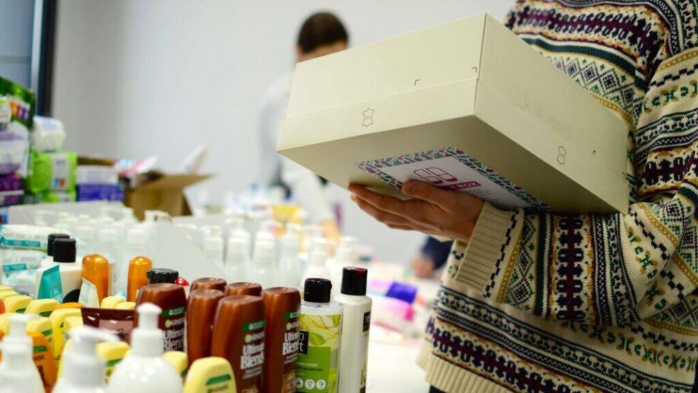 Pudełko, które przywraca godność. Projekt Shoebox wraca do Bydgoszczy z ważnym przesłaniem