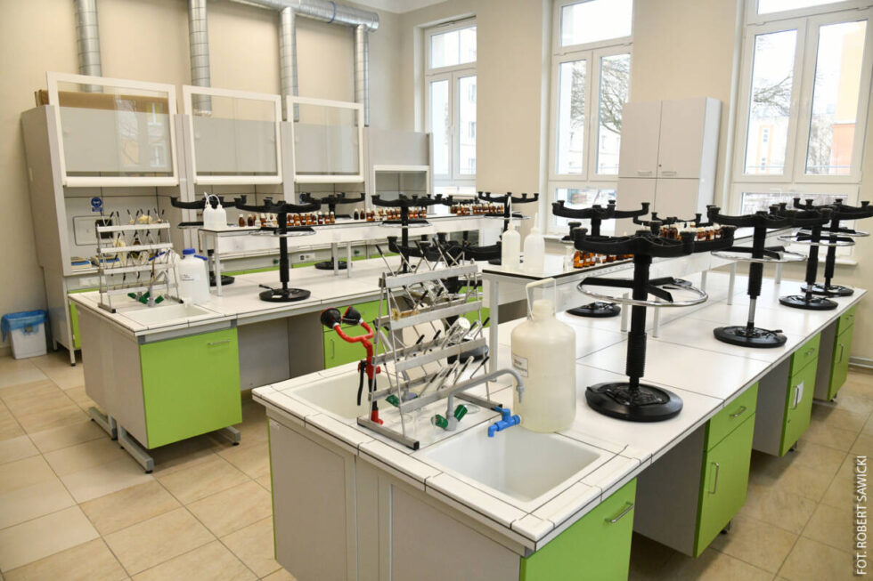 Wyremontowane laboratoria i sala gimnastyczna. Zespół Szkół Chemicznych od wiosny w młodszej odsłonie [ZDJĘCIA]