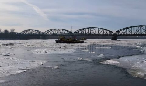Lodołamacze na Wiśle w Fordonie. Orka, Rekin, Foka i Tygrys łamią lód w Bydgoszczy