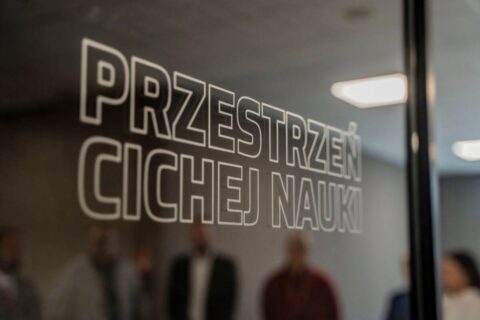 Cisza na wagę dyplomu. Politechnika Bydgoska ma akustyczną kabinę do nauki