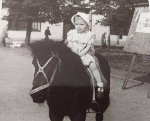 Mała Stenia na kucyku. Zdjęcie z rodzinnego albumu - Plac Wolności. Rok 1959