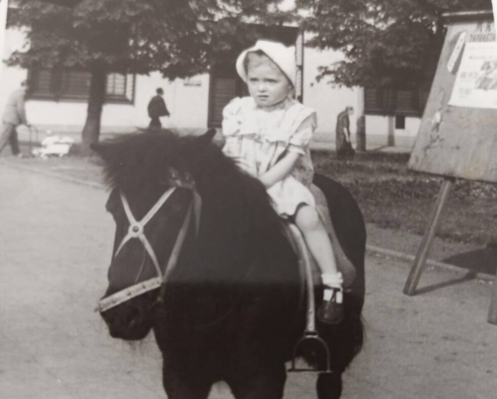 Mała Stenia na kucyku. Zdjęcie z rodzinnego albumu – Plac Wolności. Rok 1959