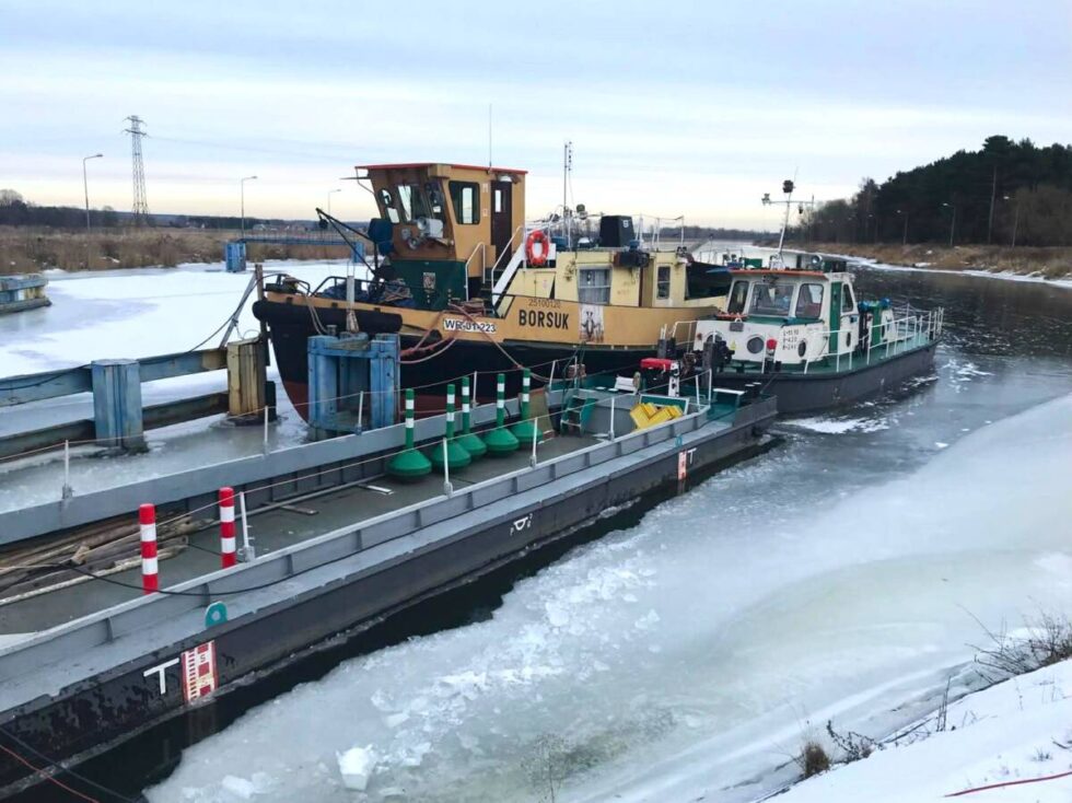 Zima w Bydgoszczy. Brda pokryta lodem, powoli zamarza Wisła. Lodołamacze gotowe, ale na razie nie wypłyną [ZDJĘCIA]